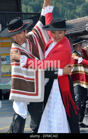 Cileno partner di ballo presso il Festival Internazionale del Folklore e danza dalle montagne (CIME) Foto Stock