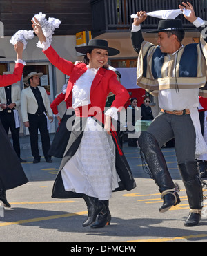 Cileno partner di ballo presso il Festival Internazionale del Folklore e danza dalle montagne (CIME) : 13 agosto 2013 in Evolen Foto Stock