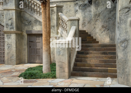 Lo stile mediterraneo cortile con scale Foto Stock