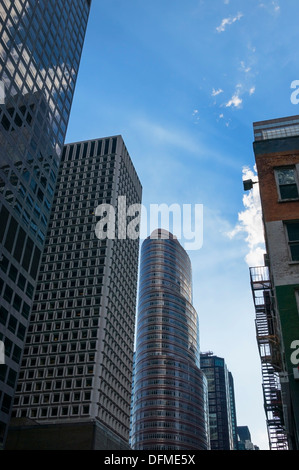 Grattacieli su un lato di Lexington Avenue sono in contrasto con la vecchia via di fuga in caso di incendi costruzione lungo la strada Foto Stock