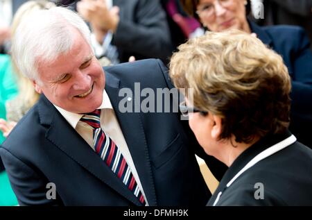 Monaco di Baviera, Germania. 07 ott 2013. Premier bavarese Horst Seehofer (CSU) si congratula con il rieletto presidente della Baviera il parlamento, Barbara Stamm (CSU), in Baviera il parlamento a Monaco di Baviera, Germania, 07 ottobre 2013. I membri del governo bavarese il Parlamento elegge il membro del parlamento Comitato esecutivo nella prima e nella sessione costitutiva del Parlamento di stato tre settimane dopo le elezioni in Baviera. Foto: SVEN HOPPE/dpa/Alamy Live News Foto Stock