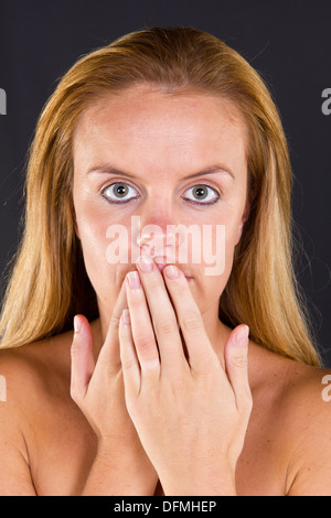 Una giovane donna che copre la bocca con le mani le tre scimmie sagge. Vedere alcun male, vedere alcun male, non parlano male Foto Stock