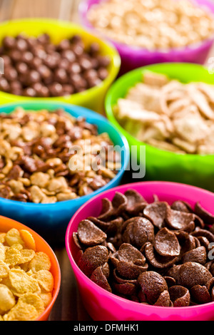 Dolci vari cereali in tazze colorate Foto Stock