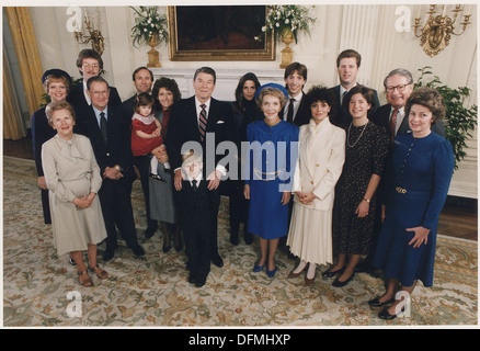Questa fotografia inaugurale di famiglia del 1985 include Bess Davis, Maureen Reagan, Dennis Revell e Michael, che cattura un momento dall'inaugurazione del 40 ° presidente degli Stati Uniti. Foto Stock