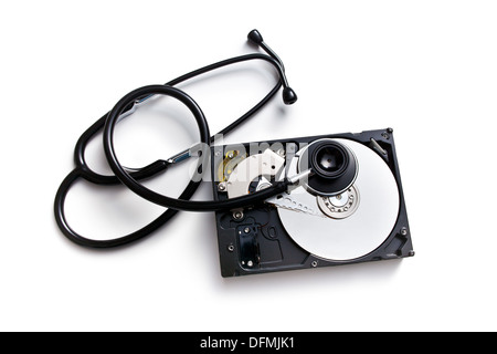 Lo stetoscopio e il disco rigido su sfondo bianco Foto Stock