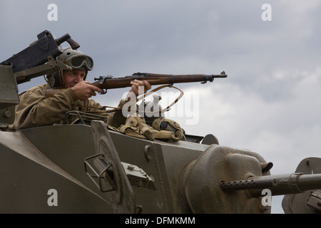 British veicolo militare e re-enactors in battaglia presso la vittoria mostra a Cosby soldato sparare da un serbatoio Foto Stock