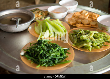 Gruppo di minoranza Hmong nero la tavola da pranzo con il tradizionale piatto di verdure, Sa Pa, Vietnam Foto Stock