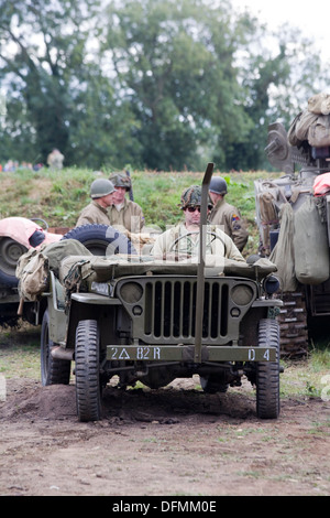 British veicolo militare e re-enactors in battaglia presso la vittoria mostra a Cosby Foto Stock