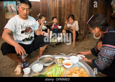 Gruppo di minoranza Hmong nero il pranzo con la famiglia , Sa Pa, Vietnam Foto Stock