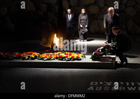 Israele, Gerusalemme. Il 7 ottobre, 2013. Presidente della Repubblica ceca, ZEMAN (in piedi anteriore destro), prende parte ad una cerimonia commemorativa nella sala del ricordo e depone una corona di fiori davanti alla fiamma eterna. Gerusalemme, Israele. 7-ott-2013. Presidente della Repubblica ceca, Zeman, visitato Yad Vashem Holocaust Museum. Zeman ha visitato il museo, ha partecipato ad una cerimonia commemorativa e firmato il museo guest book. Credito: Nir Alon/Alamy Live News Foto Stock