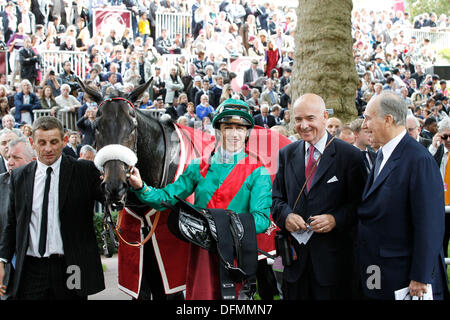 Parigi, Francia. 6 Ottobre, 2013. Arc de Triomphe Festival 2013. Presentazione dei vincitori con Christophe Soumillon, Alain de Royer-Dupre e Sua Altezza Aga Khan IV (noto come Karim Aga Khan) dopo aver vinto il Prix de l'Opera Longines (gruppo 1) con Dalkala . Credito: Lajos-Eric Balogh/turfstock.com/dpa/Alamy Live News Foto Stock