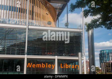 Wembley, Regno Unito. 6 Ottobre, 2013. Brent Civic Center cerimonia di apertura. Libreria di Wembley, Brent nuova Civic Center, Wembley, Londra, Regno Unito, GB. Credito: Adina Tovy/Alamy Live News Foto Stock