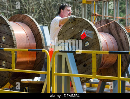 Fuerstenwalde, Germania. 28 Aprile, 2013. FILE - Un archivio foto datata 28 aprile 2010 mostra i tecnici dell azienda ferroviaria tedesca Deutsche Bahn la posa di nuovi cavi di rame dopo un furto sulla linea ferroviaria B1 tra Francoforte sull'Oder e Berlino vicino Fuerstenwalde, Germania, 28 aprile 2013. Foto: Patrick Pleul/dpa/Alamy Live News Foto Stock