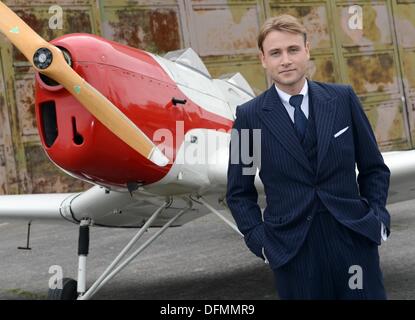 Finsterwalde, Germania. 07 ott 2013. Attore Max Riemelt come Bernd Rosemeyer pone durante le riprese del ZDF film della televisione 'Solo volo - Elly Beinhorn' (titolo di lavoro) al campo di aviazione di Finsterwalde Finsterwalde, Germania, 07 ottobre 2013. Foto: BRITTA PEDERSEN/dpa/Alamy Live News Foto Stock