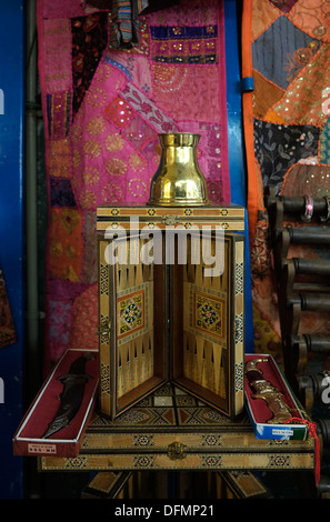 Negozio di souvenir in vendita nella vecchia città di mercato quartiere cristiano di Gerusalemme est Israele Foto Stock