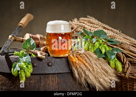 La birra con materie prime per la produzione di birra Foto Stock