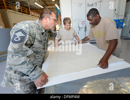 Senior Master Sgt. Earl Coleman (sinistra) lungo con tecnica Sgt. Tracy Davis e il sig. Antoine Robinson attentamente la line-up un vinile Foto Stock