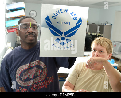 Il sig. Antoine Robinson e Sgt tecnico. Tracy Davis della 436th Manutenzione aeromobili squadrone, controllo della corrosione shop, applicare un Foto Stock