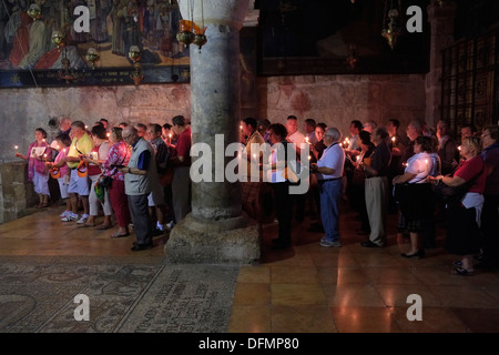 Devoti cristiani in preghiera nella cappella di Sant'Elena all'interno del Santo Sepolcro chiesa in Gerusalemme Est Israele Foto Stock