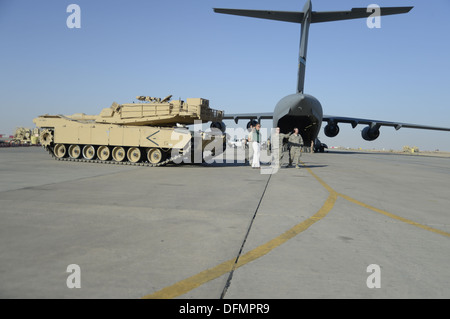 Membri del 386aria ala Expeditionary monitorare la ripartizione del carico di lavoro di un M1 Abrams serbatoio da un C-17 Globemaster III qui, Sett. 26, Foto Stock