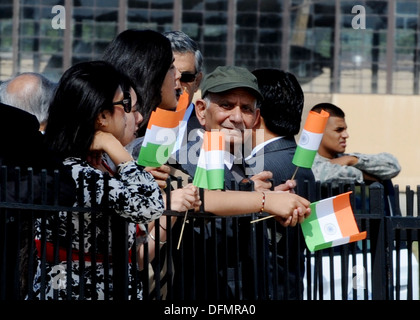 Linea di persone la recinzione e sventolare la bandiera dell India per accogliere il primo ministro dell'India il dottor Manmohan Singh come egli arriva alla base comune Andrews, Md., Sett. 26, 2013. Il primo ministro è arrivato per una visita di due giorni ad incontrarsi con il Presidente Barack Obama e il Primo L Foto Stock