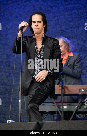 Nick Cave e i Bad Seeds effettuando al Glastonbury Festival 2013 Foto Stock