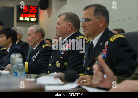 Presidente del Comune di capi di Stato Maggiore gen. Martin E. Dempsey, uscente DEGLI STATI UNITI Corea forze Commander gen. James D. Thurman, e sul prossimo comandante USFK Gen. Curtis M. Scaparrotti frequentare una trentottesima Comitato militare incontro con i senior leader militari in Seou Foto Stock