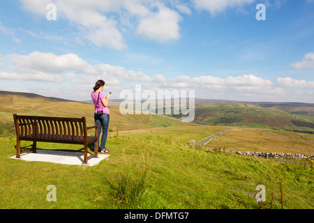 Turista cerca su Swaledale, prendendo foto con il telefono cellulare Foto Stock