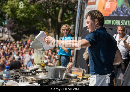 Lo Chef Bobby Flay demo di cottura a Great New York State Fair. Foto Stock