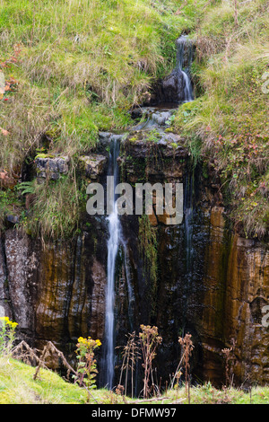 Buttertubs erosione calcarea a Buttertubs Pass, Yorkshire Dales. Foto Stock