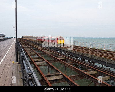 Isola di Wight Ryde pier che è aperto ai pedoni, vetture e un treno e include un ferry terminal alla fine Foto Stock