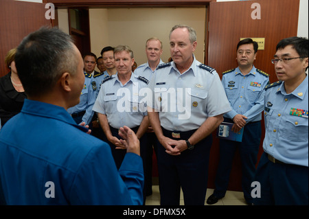 Air Force capo del personale gen. Mark A. Welsh III, Gen. Herbert 'Hawk' Carlisle, Pacific Air Forces commander, e Capo Comandante Sergente della Air Force James A. Cody, ricevere un tour di dei cinesi Air Force Medicina Aeronautica Research Institute, a Pechino, Foto Stock