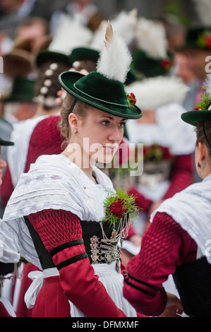 Donne che indossano abiti tradizionali in un festival, del battesimo di una campana, Antdorf, Baviera, Germania Foto Stock