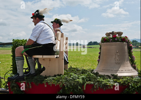 Cavallo e Carrozza con campana, del battesimo di una campana, Antdorf, Baviera, Germania Foto Stock