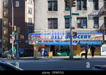 Corner Deli e negozio di alimentari su Broadway e Sherman Ave nel Quartiere Inwood di Manhattan Foto Stock