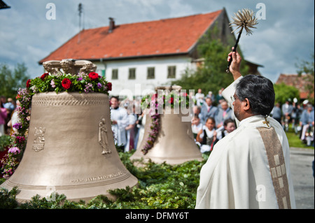 Donne che indossano abiti tradizionali in un festival, del battesimo di una campana, Antdorf, Baviera, Germania Foto Stock