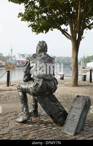 Statua di John Cabot sul Harbourside guardando verso il Matthew (replica della sua nave). Bristol. In Inghilterra. Regno Unito. Foto Stock