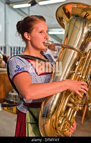 Giovane donna la riproduzione della tuba, del battesimo di una campana, Antdorf, Baviera, Germania Foto Stock