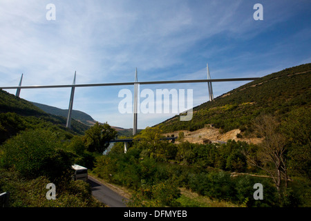 Il viadotto di Millau, tralicci sopra strada tortuosa su Tarn Fiume Francia meridionale. 138738 Viaduc Millau Foto Stock