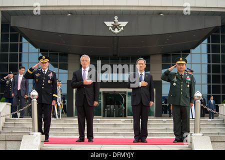 Da sinistra, Presidente del Comune di capi di Stato Maggiore gen. Martin E. Dempsey, U.S. Il Segretario della Difesa Chuck Hagel, della Corea del Sud, il ministro della Difesa Kim Kwan-jin, e Gen. Jung Seung-jo, presidente della Corea del Sud il Comune di capi di Stato Maggiore, partecipare a una guardia d'onore cere Foto Stock