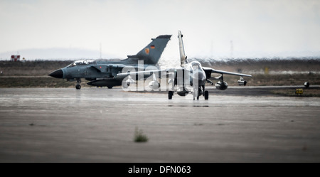 German Air Force AG-51 Tornados arrivano alla casa di montagna Air Force Base, Idaho, Sett. 30, 2013. Il GAF esigenze contingenti potranno prendere parte al 2013 Mountain Roundup multi-nazionale esercizio consistente di aria e di terra scenari. Foto Stock