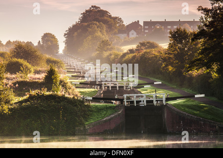 Early Morning mist a Caen Hill si blocca sul Kennet and Avon Canal a Devizes, Wiltshire. Foto Stock