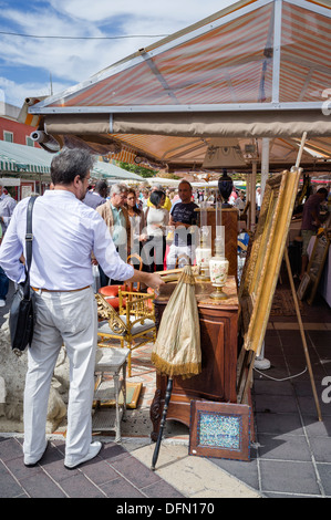 Bella la vieille ville il mercato dell'Antiquariato di Cours Saleya Foto Stock