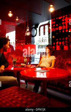 Giovane all'interno del ristorante in loco, Bruxelles, Belgio Foto Stock