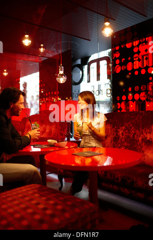 Giovane all'interno del ristorante in loco, Bruxelles, Belgio Foto Stock