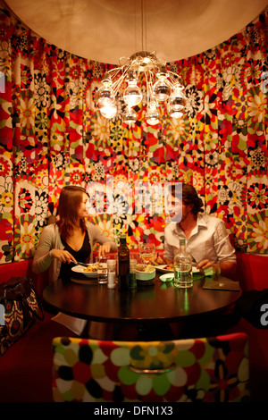 Giovane all'interno del ristorante in loco, Bruxelles, Belgio Foto Stock