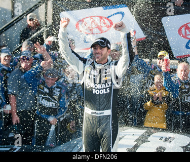 Jimmie Johnson, driver del n. 48 Kobalt Chevy, celebra la sua vittoria in corsia di vittoria dopo aver vinto la AAA 400 Sett. 29, 2013, Foto Stock