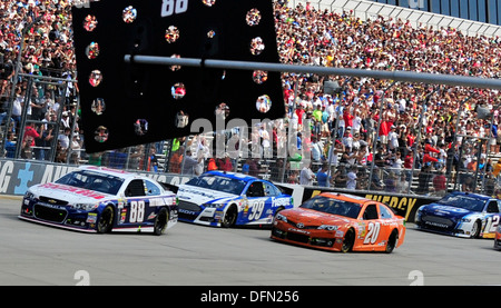 Dale Earnhardt Jr, driver del n. 88 Guardia Nazionale Chevy, conduce i piloti lungo il tratto anteriore all'inizio dell'AAA 400 Sett. 29, 2013, a Dover International Speedway di Dover, Del. Earnhardt ha iniziato la gara dalla pole e finito in sé Foto Stock