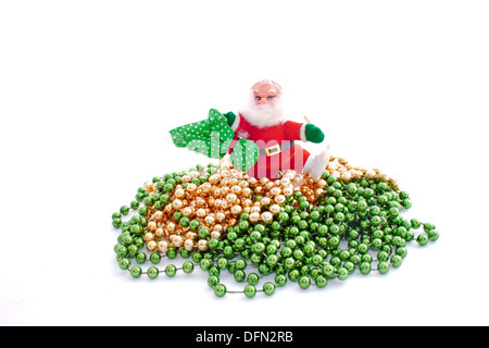 Babbo Natale a piedi su un palo di verde decorativo e sfere d'oro Foto Stock