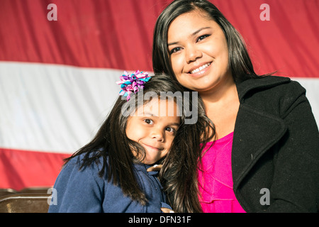 Sei-anno-vecchio Aurea Paulino e sua mamma, Hillary, attendere Airman 1. Classe Michael Paulino, una 366 interventi di manutenzione delle apparecchiature squadrone tecnico di munizioni, di ritorno dalla distribuzione presso la casa di montagna Air Force Base, Idaho, Ottobre 3, 2013. Paulino è stato distribuito Foto Stock